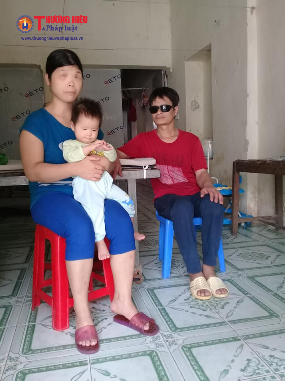 Anh Lai và chị Hợi đang dỗ dành con gái bé bỏng 8 tháng tuổi.