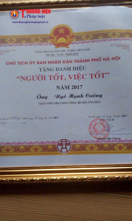 Giấy khen tấm gương  Người tốt - việc tốt của Ủy ban nhân dân thành phố Hà Nội tặng thầy Ngô Mạnh Cường .
