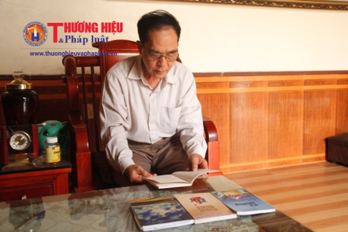 Ngoài thời gian đi làm công tác thiện nguyện, thầy Ngô Mạnh Cường còn sáng tác và ngâm thơ cùng các cụ cao niên trong làng.