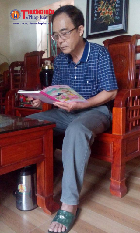 Thầy Ngô Mạnh Cường đang đọc cho chúng tôi nghe danh sách các gia đình các em học sinh có hoàn cảnh khó khăn, éo le mà thầy đã giúp đỡ trong suốt 13 năm qua.
