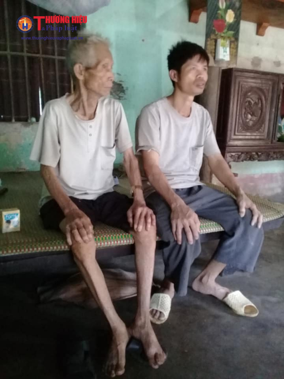 Hai bố con cụ Nguyễn Đình Tam.