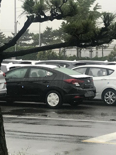 2019-hyundai-elantra-facelift-rear-three-quarters-spy-shot