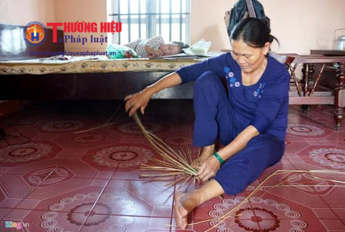 Hàng ngày ngoài việc chăm sóc, vệ sinh cá nhân cho Út, những lúc rảnh rỗi là bà Thơm - mẹ Út lại nhận thêm công việc phụ mây tre đan để kiếm thêm thu nhập.