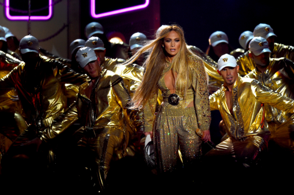 Jennifer Lopez in Atelier Versace at MTV Video Music Awards - On Stage (6)
