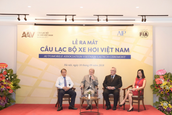 Đại diện Ủy ban ATGT và CLB Xe hơi Việt Nam trả lời câu hỏi từ báo chí