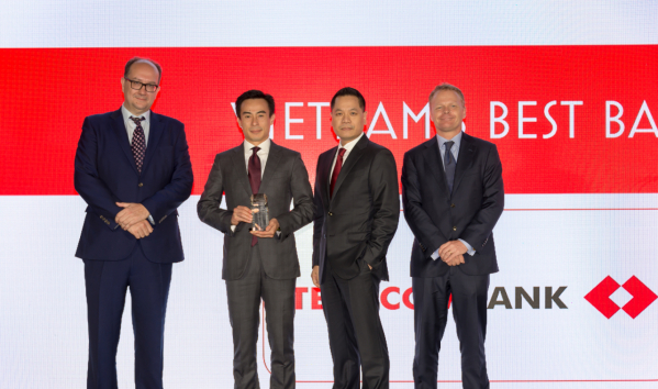 Ông Trịnh Bằng và Ông Bá Dũng (giữa) đại diện TCB nhận giải thưởng từ Euromoney