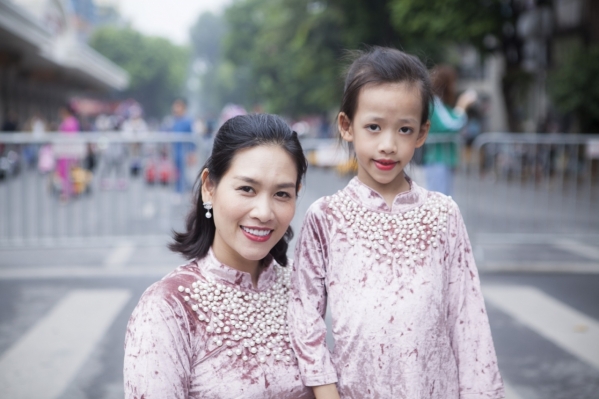 Chị Nguyệt _thảo mai_ cùng con gái với trang phục áo dài nhung cực _sang_