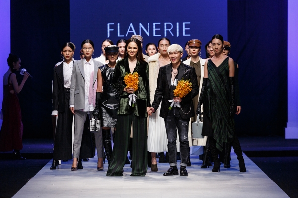 Bà Trang Lê tặng hoa cho đại diện thương hiệu Flanerie (1)