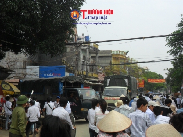 Thương binh Nguyễn Ðình Hòe hướng dẫn giao thông cho mọi người, đảm bảo sự an toàn tuyệt đối cho học sinh khi qua cầu.