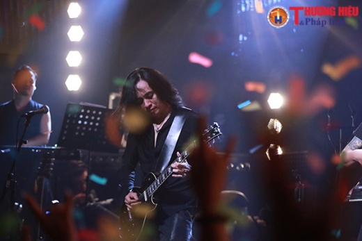 Nhìn lại đêm nhạc kỷ niệm Bức Tường 30 năm - WE ARE THE WALL