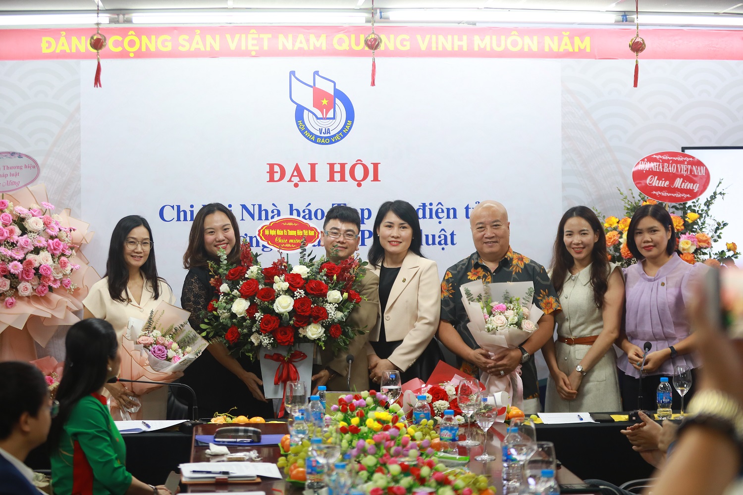 Đại diện lãnh đạo Trung ương Hội Nghệ nhân và Thương hiệu Việt Nam chúc mừng Ban Thư ký nhiệm kỳ 2022-2025 và Chúc mừng thành công của Đại hội.