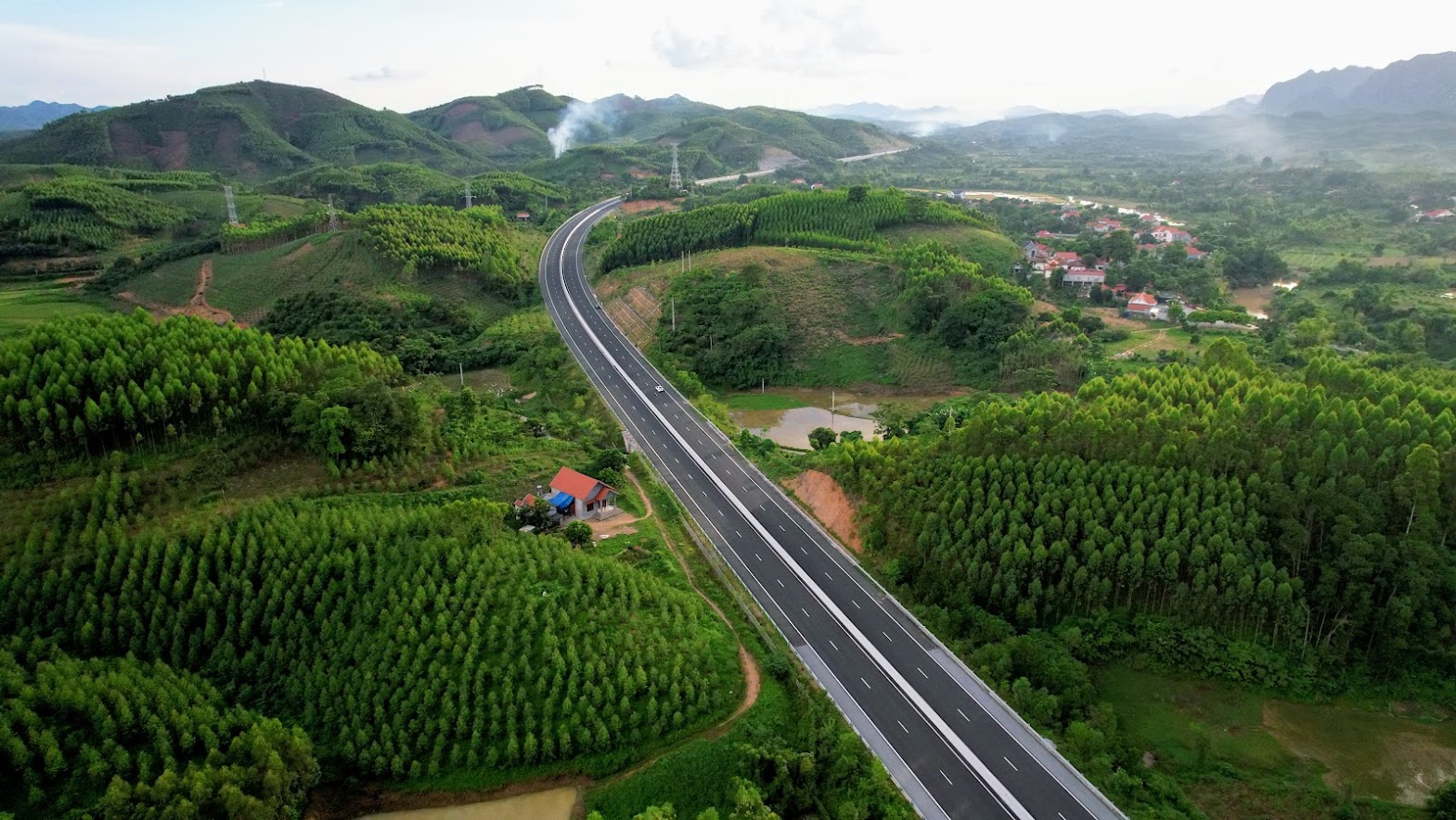 Cao tốc Bắc Giang - Lạng Sơn đã góp phần mở rộng cánh cửa giao thương giữa Việt Nam - Trung Quốc ở một quy mô lớn, 