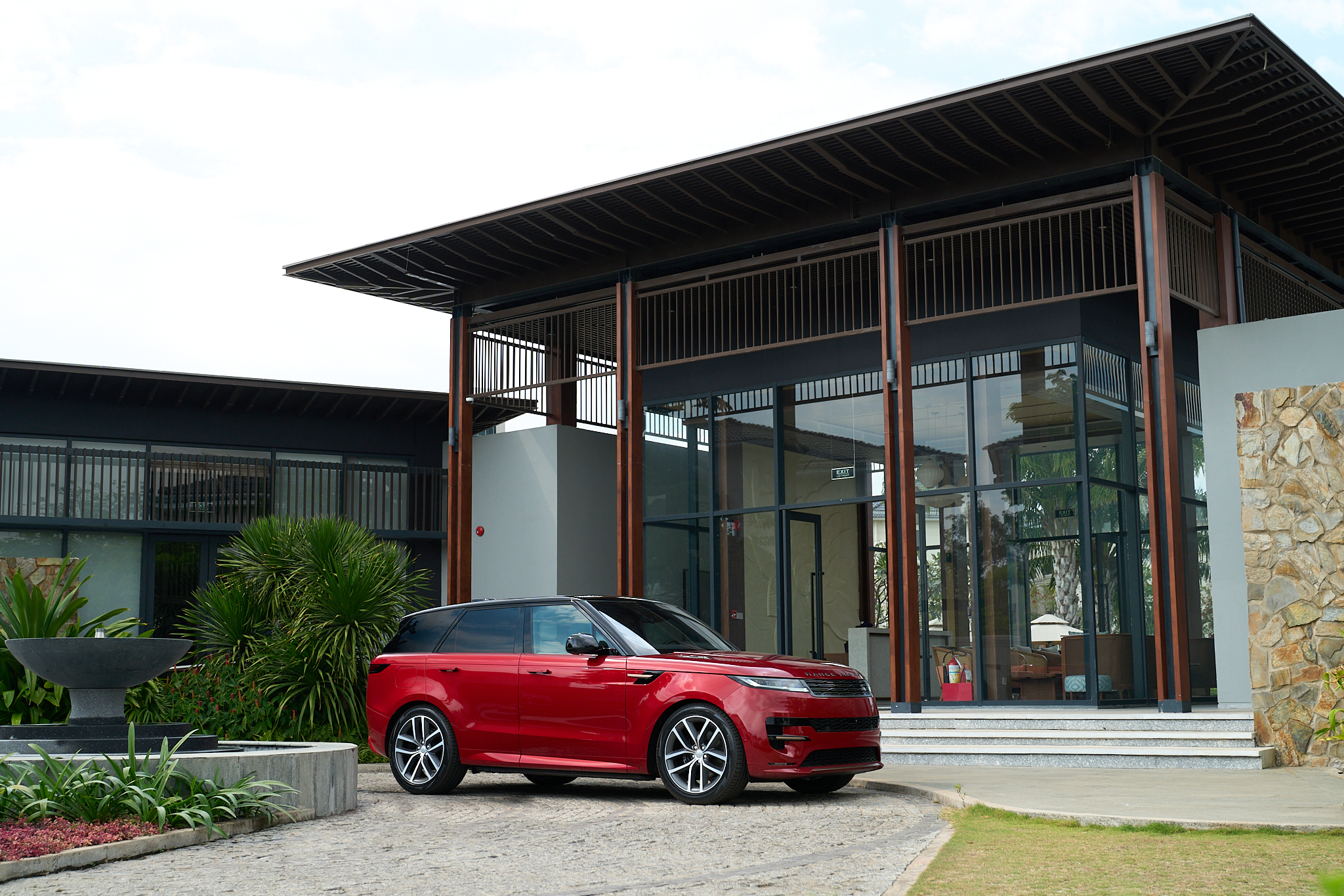 Các tỷ lệ ấn tượng làm nổi bật nét đặc trưng của Range Rover Sport, với phần cản trước ngắn, phần đầu xe chắc chắn và kính vuốt dốc ở cả trước và sau. Các yếu tố đặc trưng thương hiệu này mang lại sự hiện diện mạnh mẽ và ấn tượng trên đường để truyền tải sức mạnh và hiệu suất.
