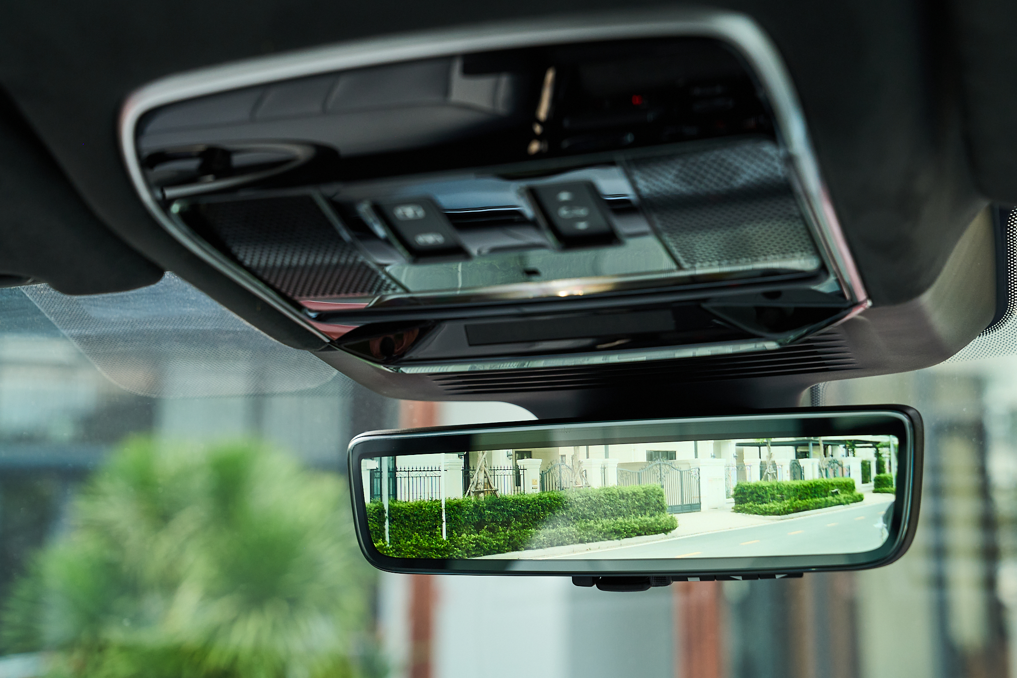 Range Rover Sport mới được trang bị có sẵn công nghệ Gương Chiếu Hậu ClearSight4