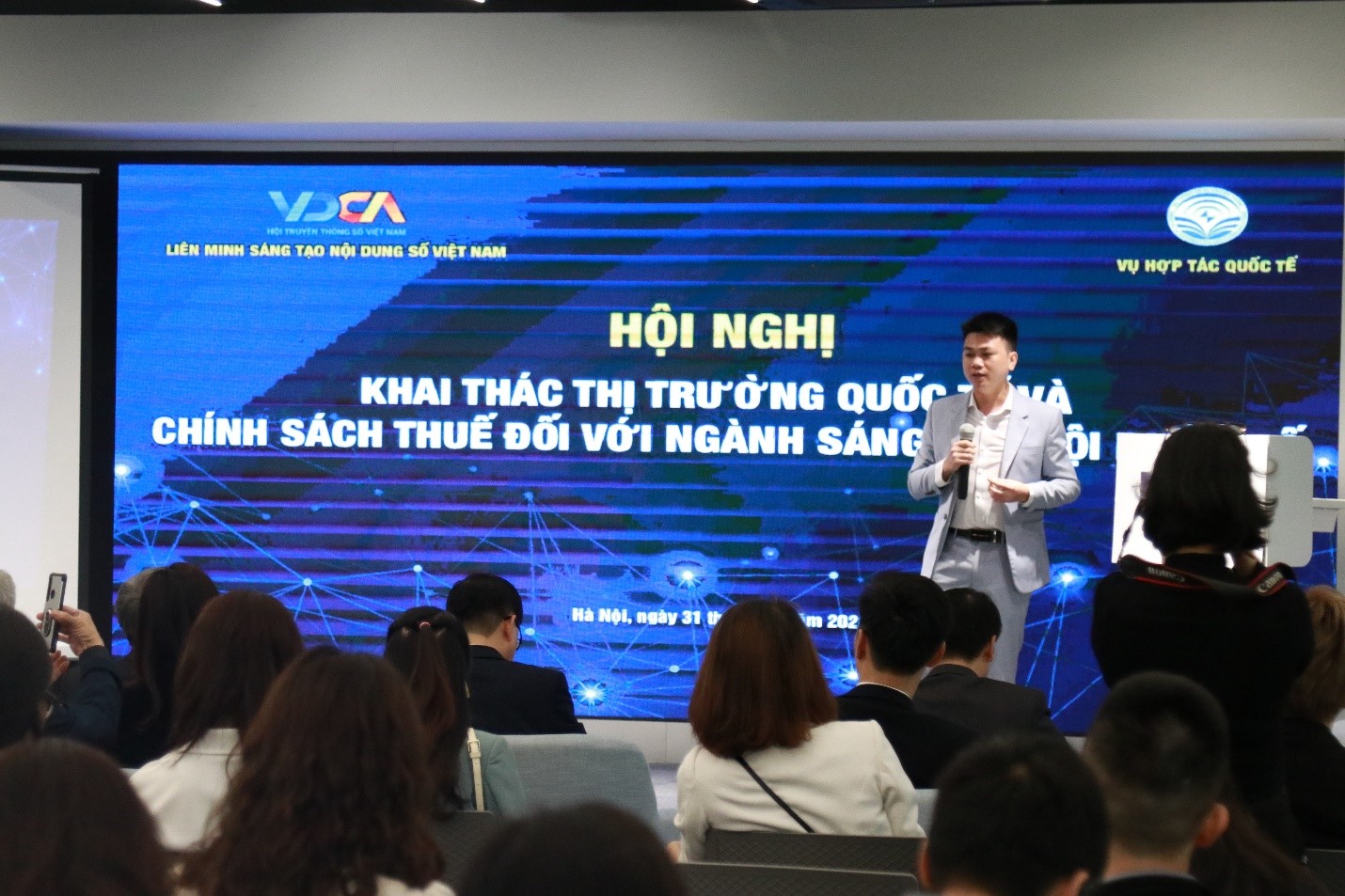 Ông Nguyễn Việt Tiệp, Chuyên viên cao cấp về kế toán thuế (đại diện cho Liên minh Sáng tạo Nội dung số - DCCA) đã phân tích và đưa ra các kiến nghị về thuế trong ngành sáng tạo nội dung số.