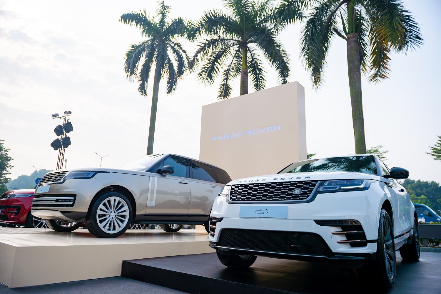 Trung tâm trưng bày sang trọng và hiện đại này hứa hẹn mang đến những trải nghiệm phong phú, nơi khách hàng được khám phá thế giới riêng biệt của từng thương hiệu – Range Rover, Defender và Discovery.