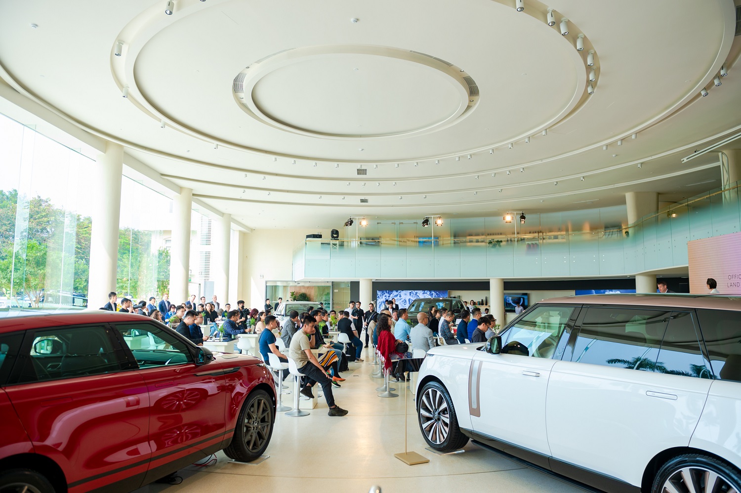 Khu vực tiếp khách ở trung tâm tầng trệt dẫn đến Không gian trưng bày các thương hiệu, nơi Range Rover, Defender và Discovery thể hiện bản sắc riêng của mình. Lấy cảm hứng từ trung tâm điêu khắc, những chiếc xe được trưng bày như các tác phẩm nghệ thuật