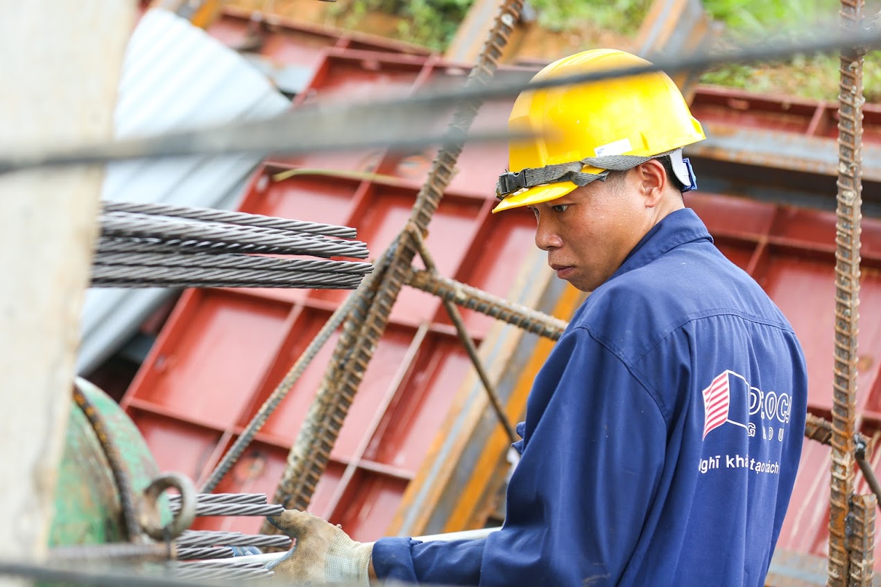 Để đảm bảo tiến độ dự án, đơn vị thi công đã thành lập các Ban chỉ huy thi công tại các điểm cầu, chủ động điều phối máy móc thiết bị và nhân sự phục vụ thi công tại các điểm cầu đã được bàn giao mặt bằng. Mục tiêu trong năm 2025, hoàn thành toàn bộ 20 cầu của dự án