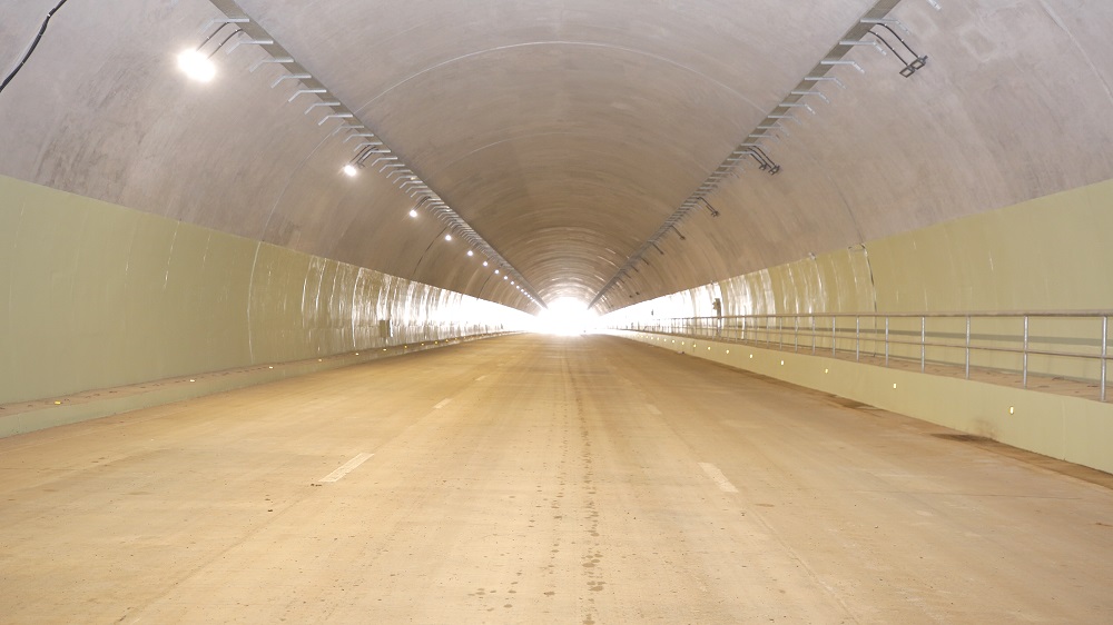 Công trình có quy mô 3 làn xe cơ giới và 1 làn đi bộ cho mỗi ống hầm, được bố trí đầy đủ hệ thống chiếu sáng và thông gió.