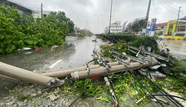 Cột điện gãy tại Quảng Ninh.