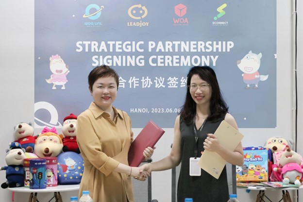 Bà April Mao, Giám đốc điều hành Leadjoy (bên trái) và bà Lại Thị Mai, Giám đốc WOA Universal (thành viên của Sconnect Việt Nam) ký thỏa thuận hợp tác vào ngày 6/6/2023.