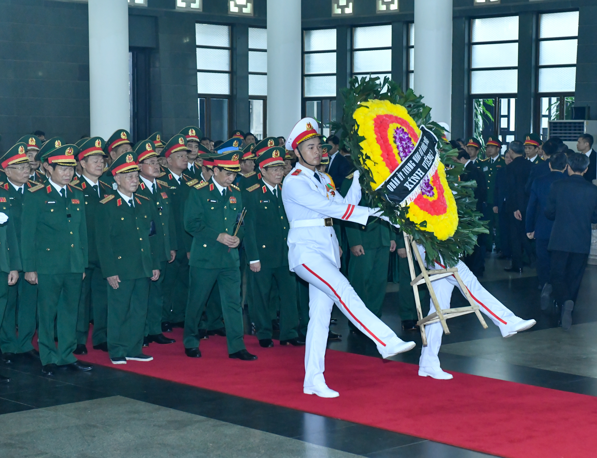 Đoàn Quân ủy Trung ương, Bộ Quốc phòng do Đại tướng Phan Văn Giang, Phó Bí thư Quân ủy Trung ương, Bộ trưởng Quốc phòng làm trưởng đoàn vào viếng.