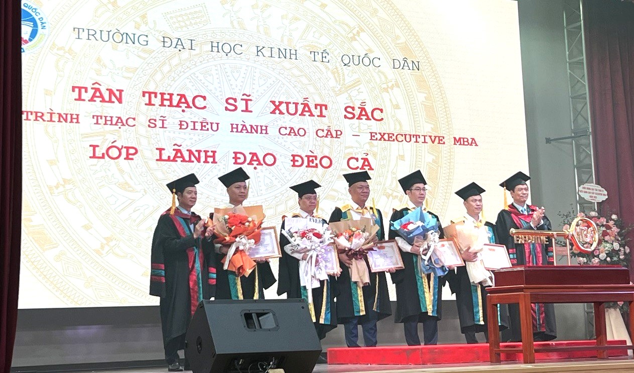 Nhóm tân Thác sĩ xuất sắc khóa Executive MBA, lớp Lãnh đạo Đèo Cả.