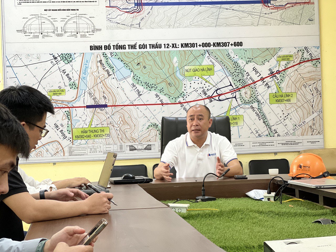 Ông Phạm Duy Hiếu - Phó Tổng Giám đốc Tập đoàn Đèo Cả chia sẻ với phóng viên tại công trường hầm Thung Thi.
