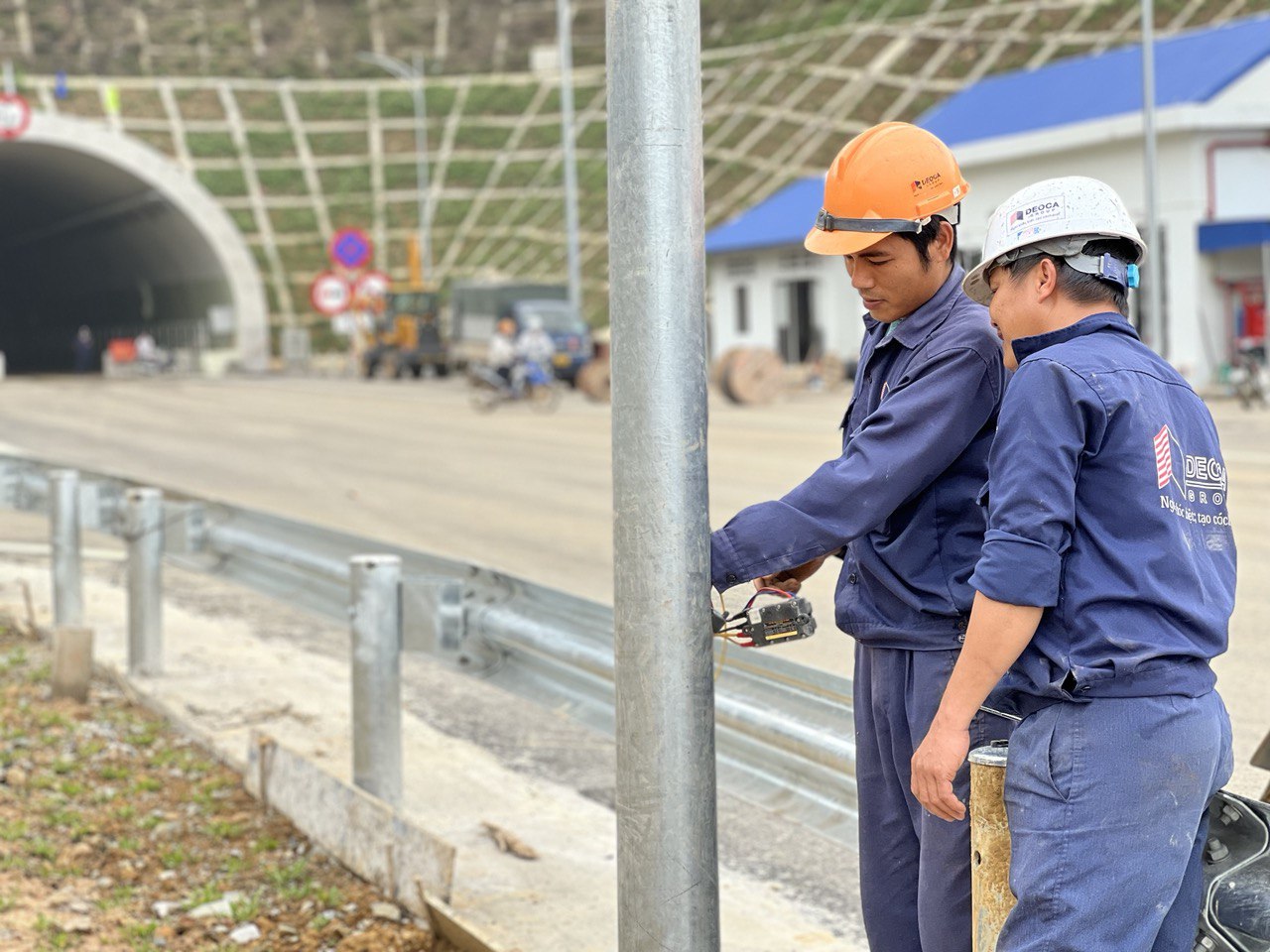 Công nhân đang chỉnh trang hệ thống chiếu sáng tại công trường hầm Thung Thi.