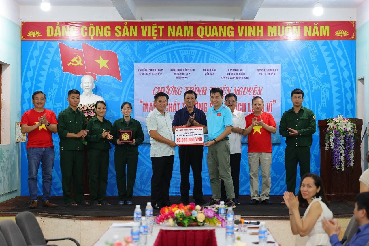 Đồng chí Đồng Mạnh Hùng, Trưởng ban Thư ký biên tập Đài tiếng nói Việt Nam đại diện Đoàn trao quà tặng Liên đội TNXP huyện đảo Bạch Long Vĩ.
