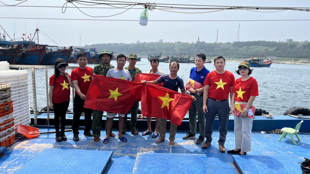 Đoàn trao tặng cờ tổ quốc cho ngư dân