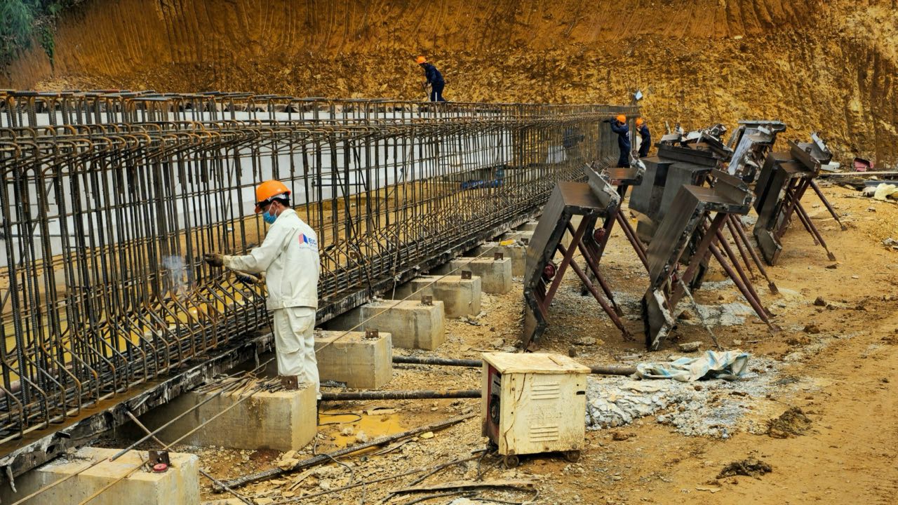 Công nhân lắp cốt thép bệ trụ tại cầu Hàm Yên