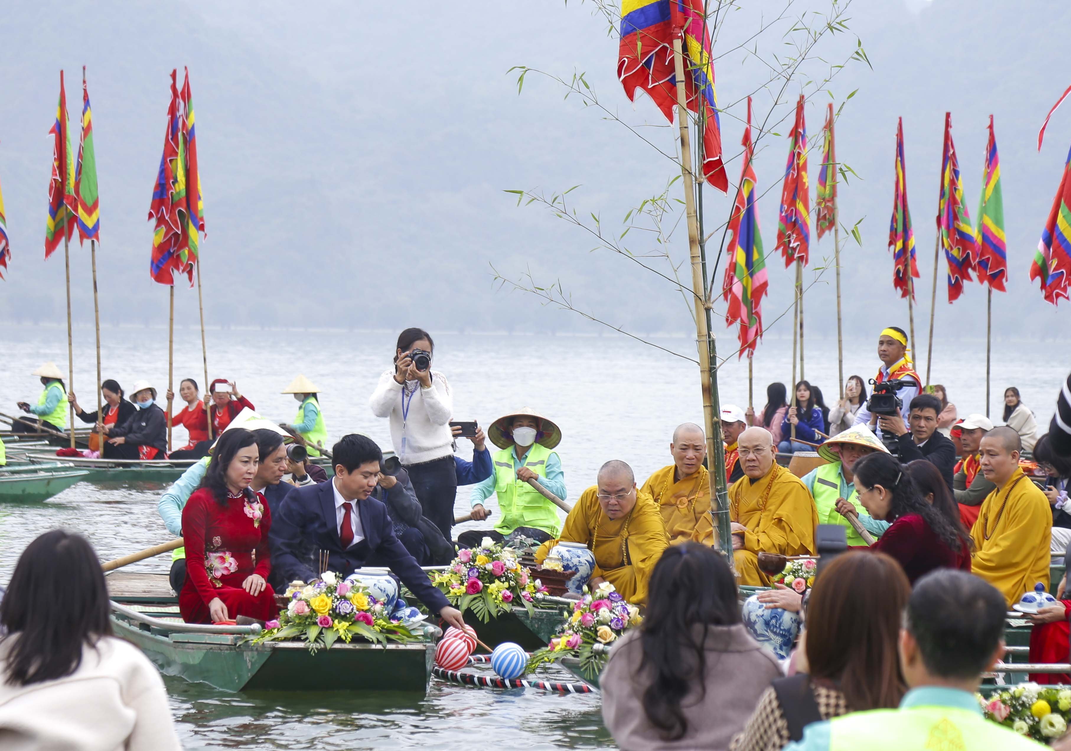 Nước để thực hiện nghi lễ được lấy từ hồ rộng gần 1.000 ha trước chùa.