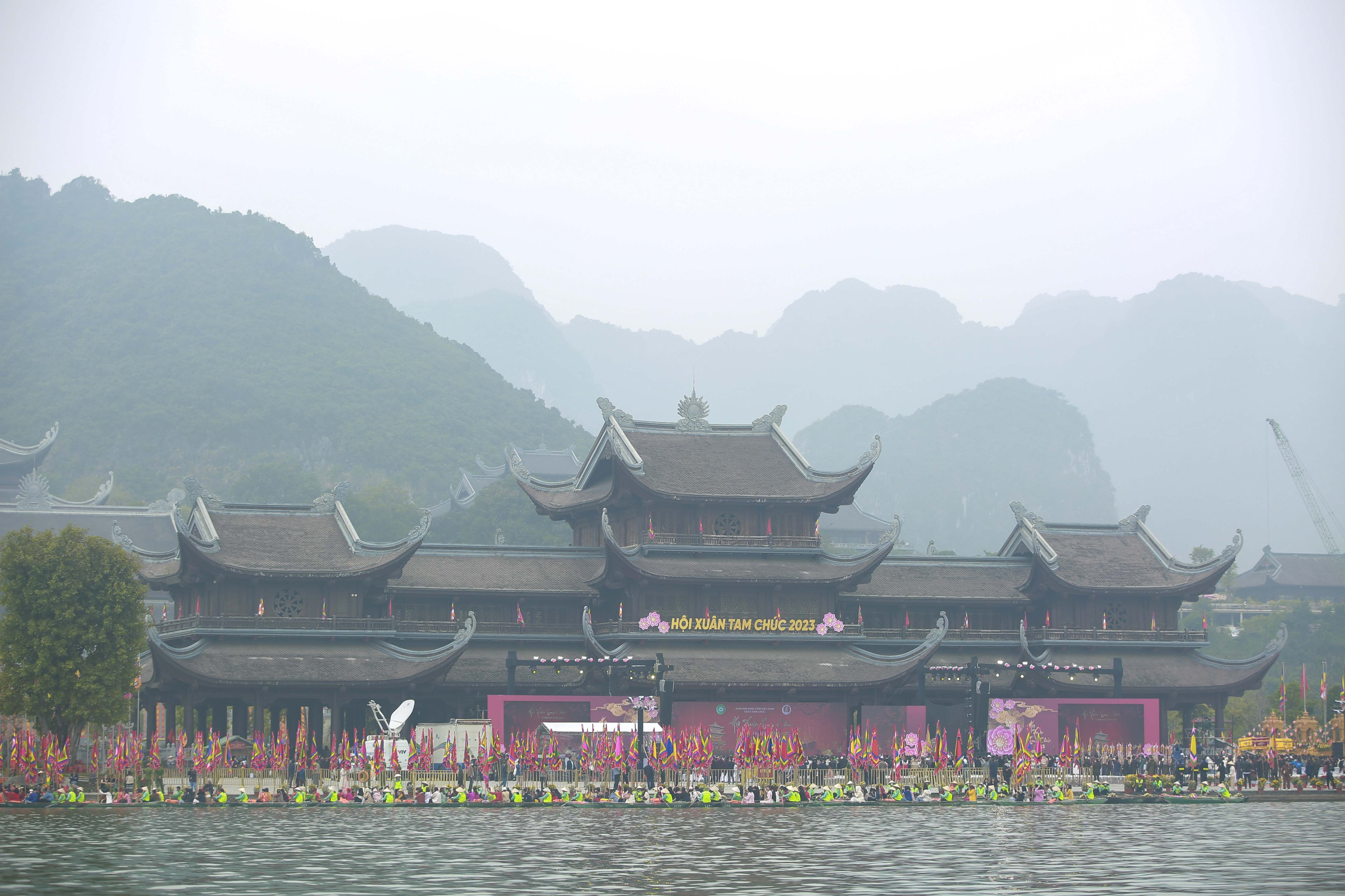 Từ sáng sớm, người dân và du khách đã có mặt tại chùa Tam Chúc.
