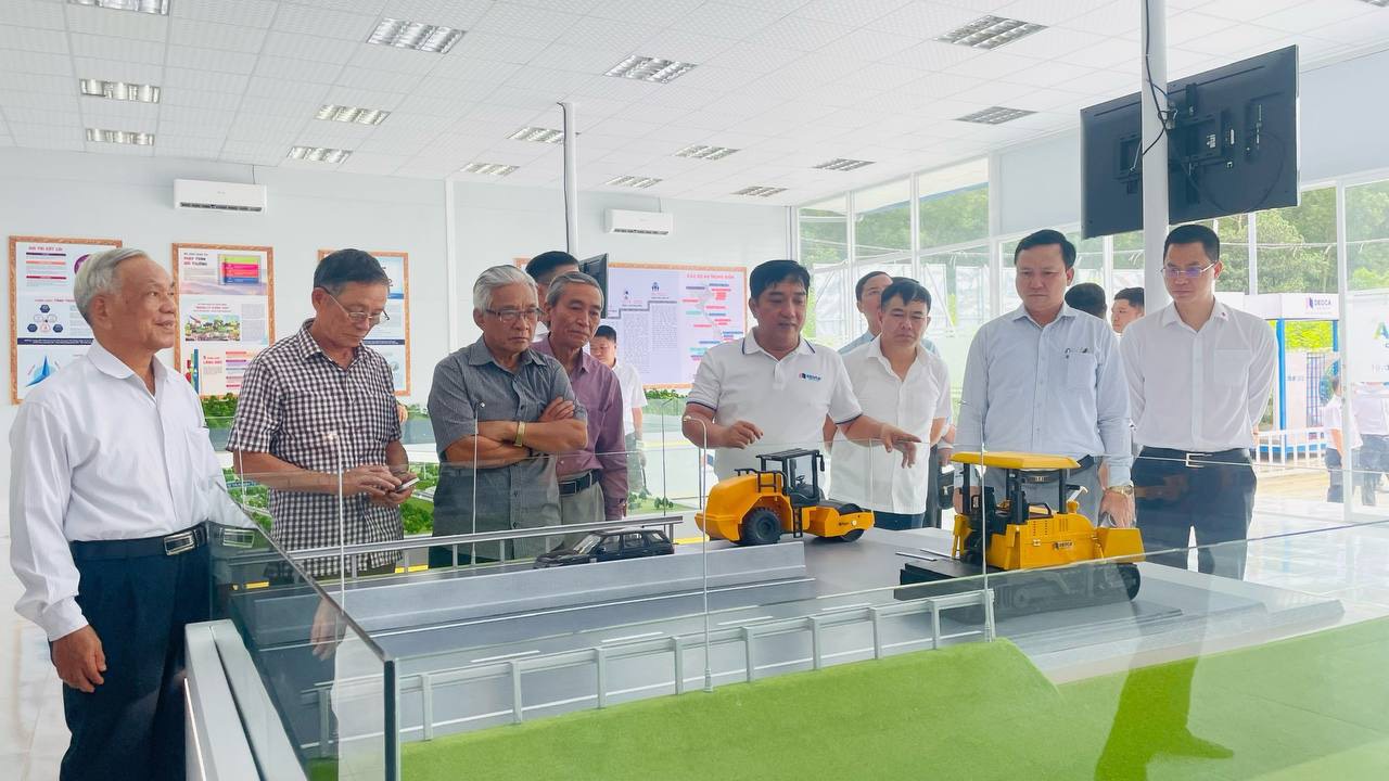Lãnh đạo và nguyên lãnh đạo tỉnh Quảng Ngãi thăm dự án Quảng Ngãi – Hoài Nhơn