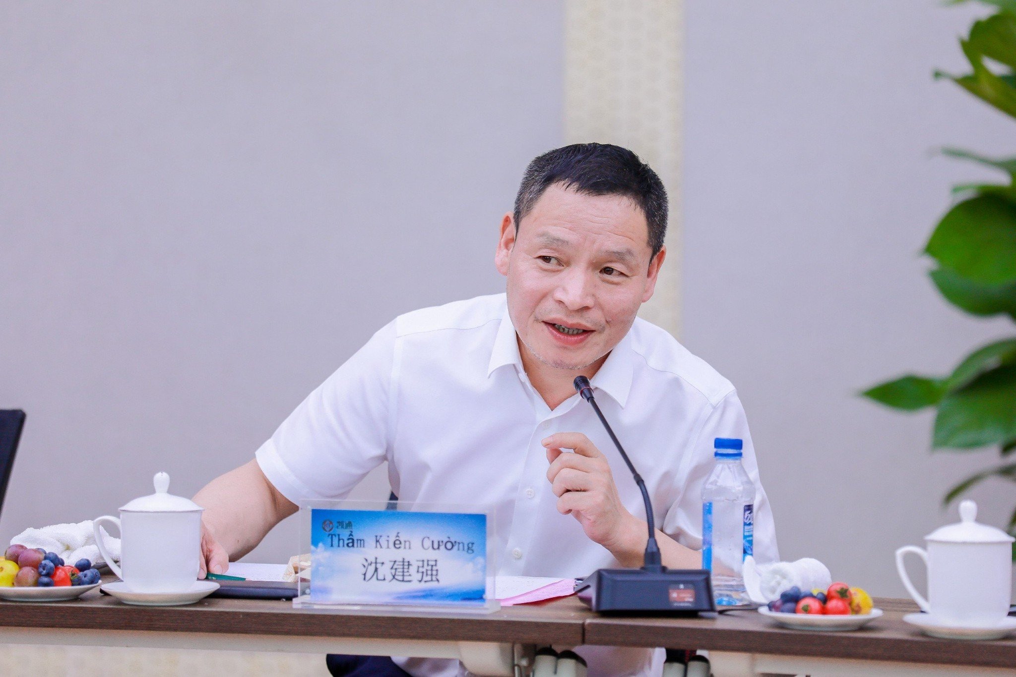 Ông Thẩm Kiến Cường chia sẻ kinh nghiệm triển khai các trạm dừng nghỉ tại Trung Quốc
