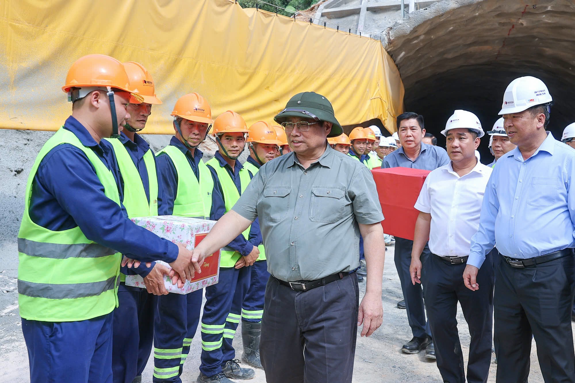 Thủ tướng tặng quà cho cán bộ, người lao động trên công trường dự án cao tốc Đồng Đăng-Trà Lĩnh