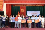 CLB báo chí Phú Thọ thăm, tặng quà cho học sinh và gia đình có hoàn cảnh khó khăn tại Phú Thọ
