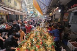 Người dân Thủ đô chen chân mua đồ cúng ở 'chợ nhà giàu' ngày 30 Tết