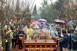 Người dân đội mưa khai hội chùa Hương