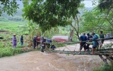 Thanh Hóa: Người dân dựng cầu tre, đưa quan tài qua dòng nước lũ 