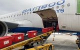 Chuyến bay của Bamboo Airways chở hàng cứu trợ hạ cánh xuống miền Trung