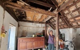 Cảnh nhà bi đát của người phụ nữ một mình chăm chồng con liệt giường