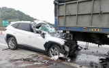 Ôtô tông đuôi xe tải trên cao tốc Nội Bài - Lào Cai, 2 người bị thương nặng​