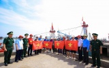 Trao cờ tự hào Tổ quốc cho ngư dân