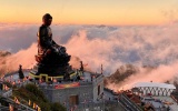 Đỉnh Fansipan xuất hiện quầng sáng đẹp khó tin trước thềm lễ Phật đản