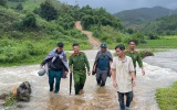 Quảng Ngãi: Băng rừng, vượt suối đưa người đàn ông mắc kẹt trong rừng về nhà an toàn