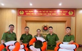 Ciputra HaNoi trao tặng 100 phao cứu sinh cho Công an phường Phú Thượng tăng cường công tác cứu nạn cứu hộ địa bàn 