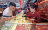 Giá vàng hôm nay 21/10: Vàng trong nước giảm sâu, áp lực vĩ mô bủa vây giá thế giới