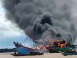 Bến Tre: Tàu cá bất ngờ cháy dữ dội, thiệt hại nhiều tỷ đồng